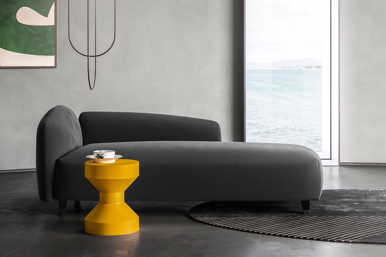 Chaise longue dormeuse Tokyo, imbottita in tessuto o velluto con gambe in legno dalla forma a sciabola