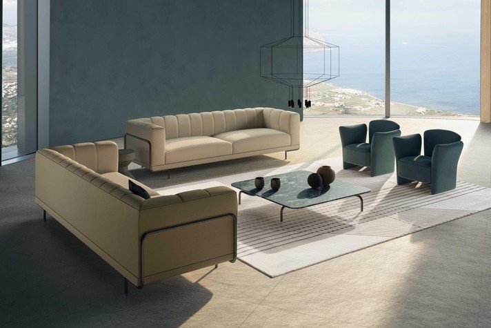 Coppia di divani lineari posizionati a L con schienale decorativo e struttura portante tubolare