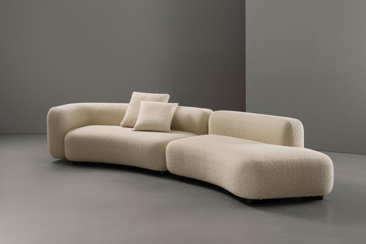 Divano Shelly con schienale basso, perfetto per richiamare uno stile minimale e contemporaneo