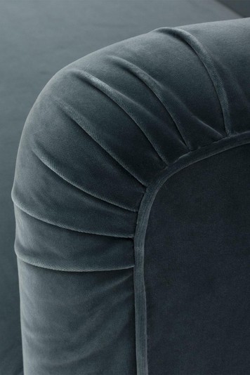 Dettaglio della particolare lavorazione del rivestimento del bracciolo, decorato con cordoncino in tinta
