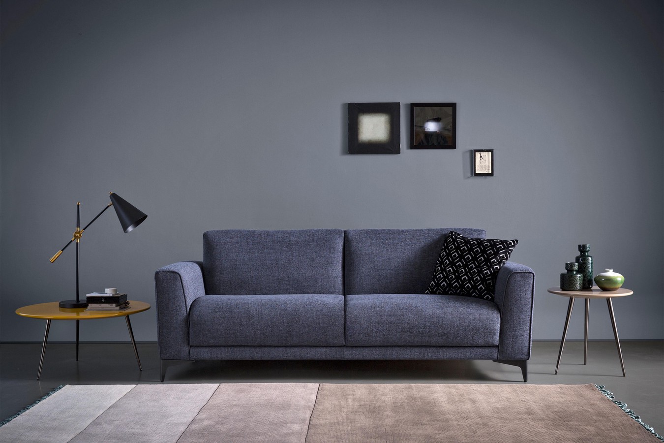 Bedford, elegante divano letto alto da terra con piedini metallici