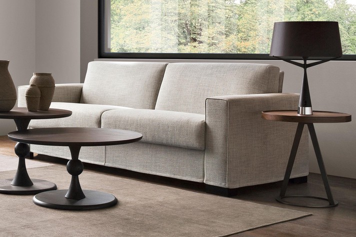 Equilibrio di volumi e proporzioni per un divano letto da salotto