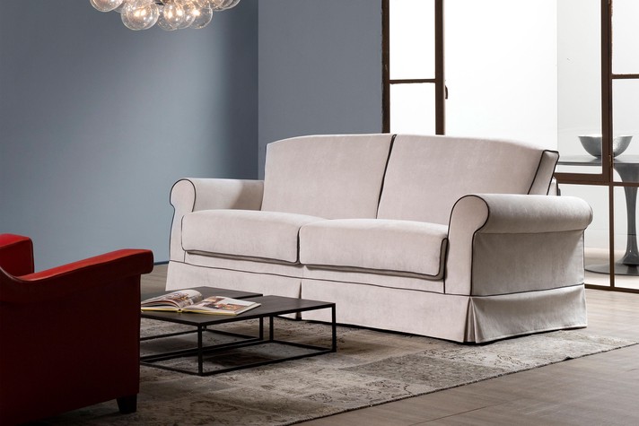 Divano trasformabile in stile classico in un salotto moderno