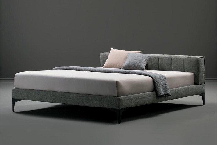 Un letto minimal dalle linee contemporanee per una camera attuale
