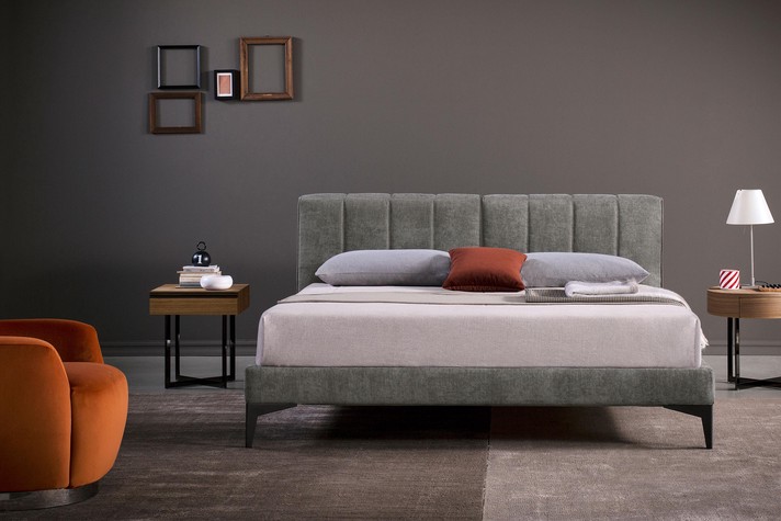 Letto imbottito con testiera a cuciture verticali nel modello più alto