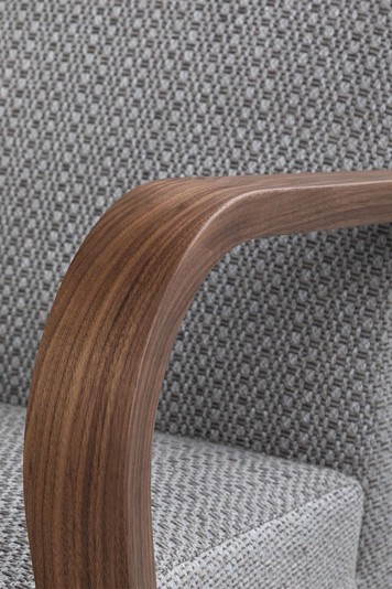 Dettaglio del bracciolo in legno massello di Noce curvato artigianalmente
