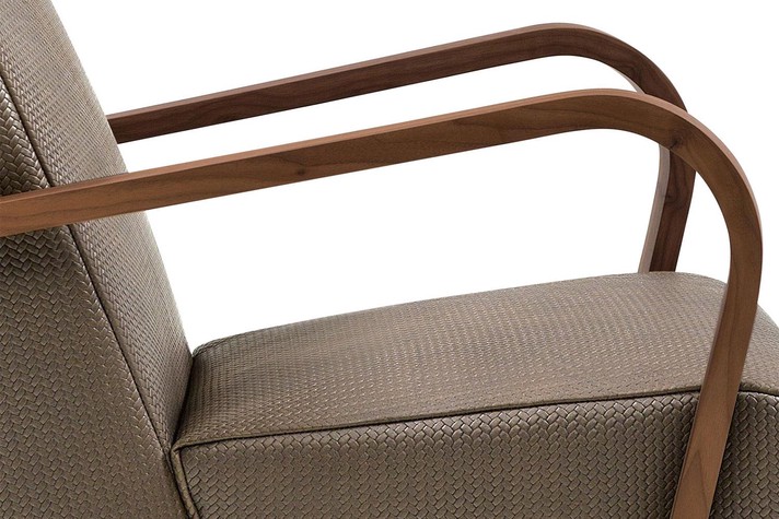 Esempio di abbinamento di rivestimento in pelle decorativa e braccioli in Noce
