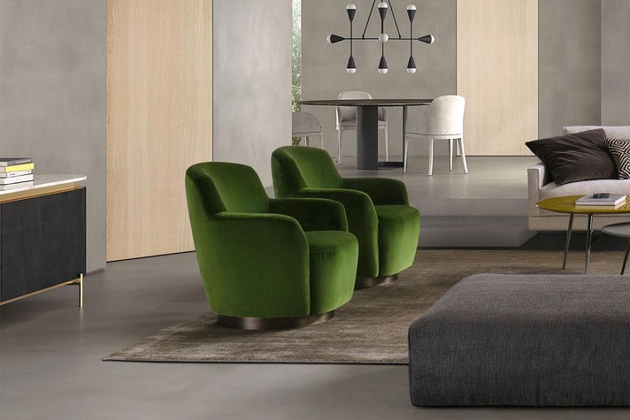 Poltrona con base centrale e rivestimento in velluto verde