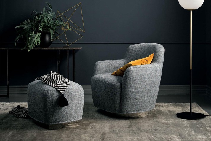 Poltrona girevole in tessuto con originale con pouf poggiapiedi coordinato