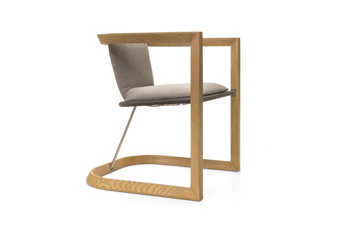 Poltroncina di design con seduta imbottita in tessuto o pelle sfoderabili