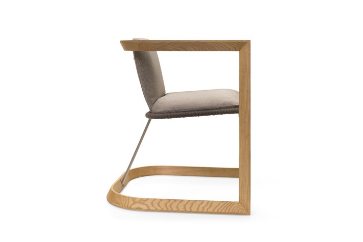 Vista laterale della poltrona, è visibile il design minimalista della struttura
