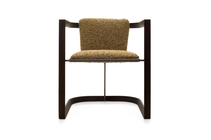 Poltroncina dal design minimal in legno massello e acciaio Boma