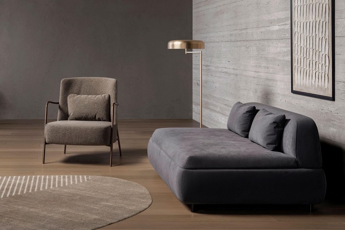 Poltrona Ilary con braccioli minimal in metallo