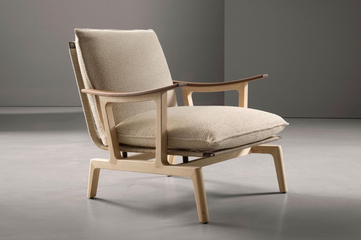 Poltroncina Oscar con braccioli curvi e struttura in legno di frassino naturale