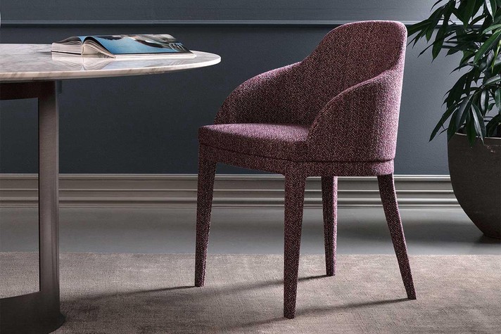 Perfetta come poltroncina capotavola, completamente rivestita in tessuto melange