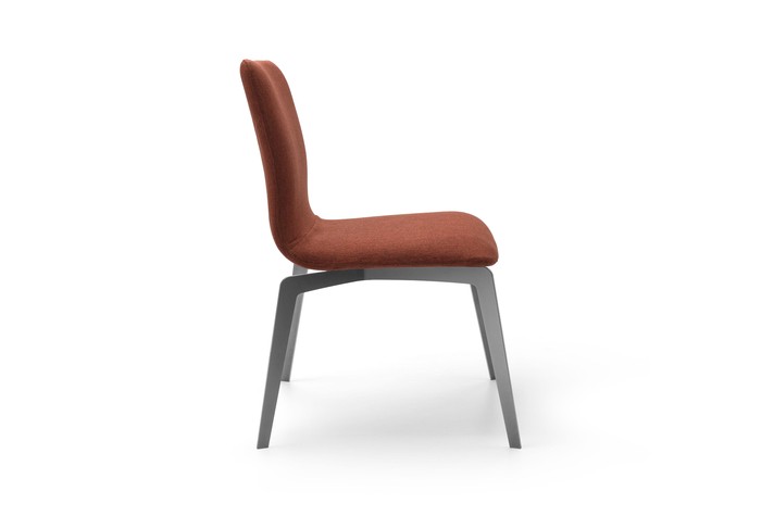 Sedia Clarissa senza braccioli con gambe in metallo verniciato color grigio quarzo