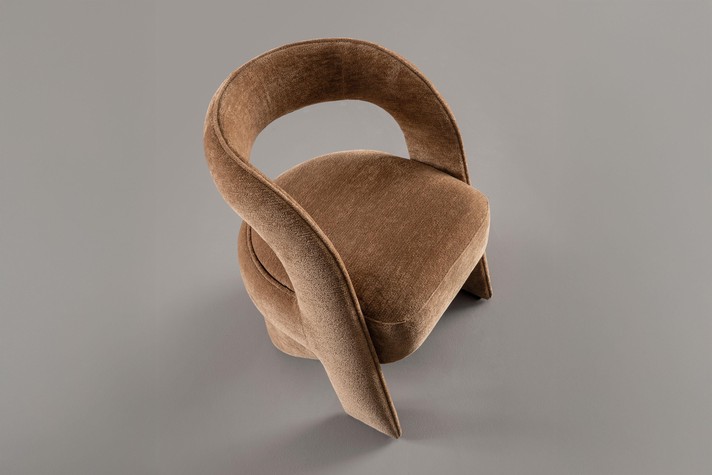 La sedia Alef è contraddistinta da un design minimalista e scultoreo che gioca sulla semplicità degli elementi geometrici