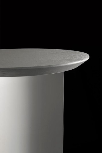 Dettaglio del piano bisellato del tavolino da caffè alto e rotondo Bao Monocolonna