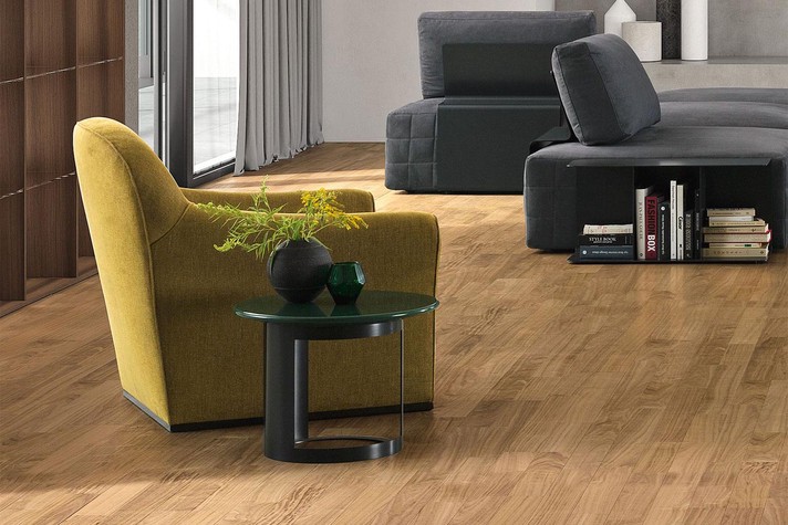 Ci, modello di tavolino basso di design con piano laccato, posizionamento accanto alla poltrona