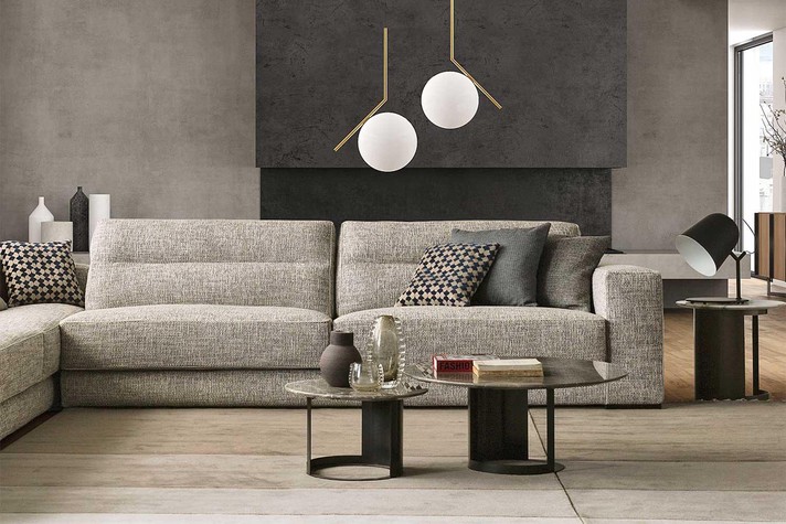 Versatile nella forma e nella finitura, questo tavolino di lusso è ideale a lato o davanti al divano