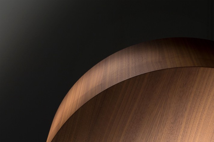 Dettaglio del tavolino Geometric in legno di noce