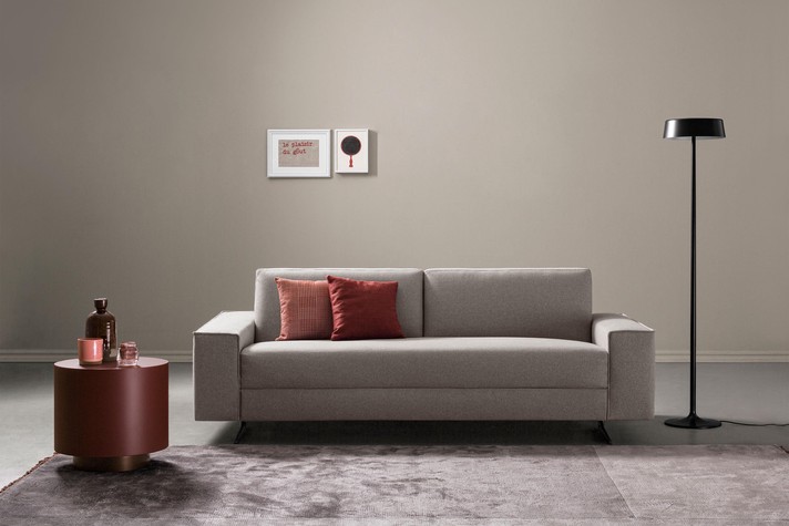 Tavolino Geometric abbinato al divano letto Dilbar