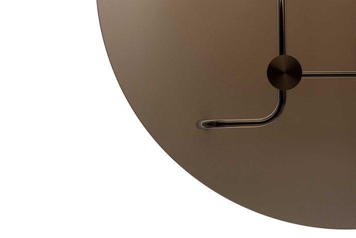 Dettaglio del piano in vetro che rende visibile i supporti tubolari metallici