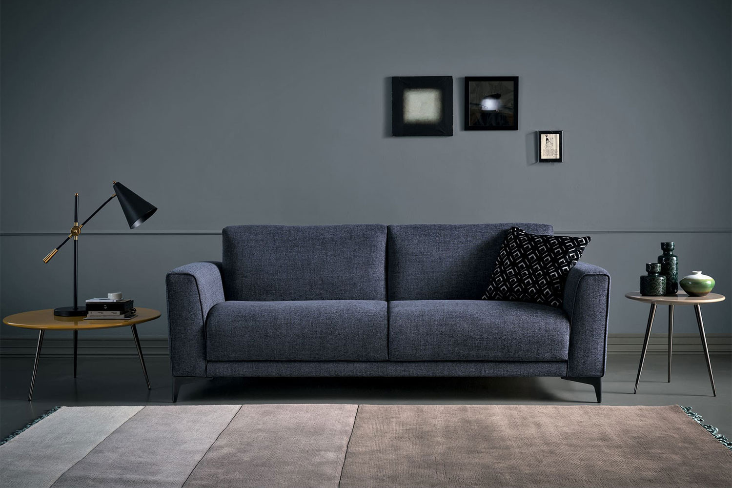 Bedford, elegante divano letto alto da terra con piedini metallici