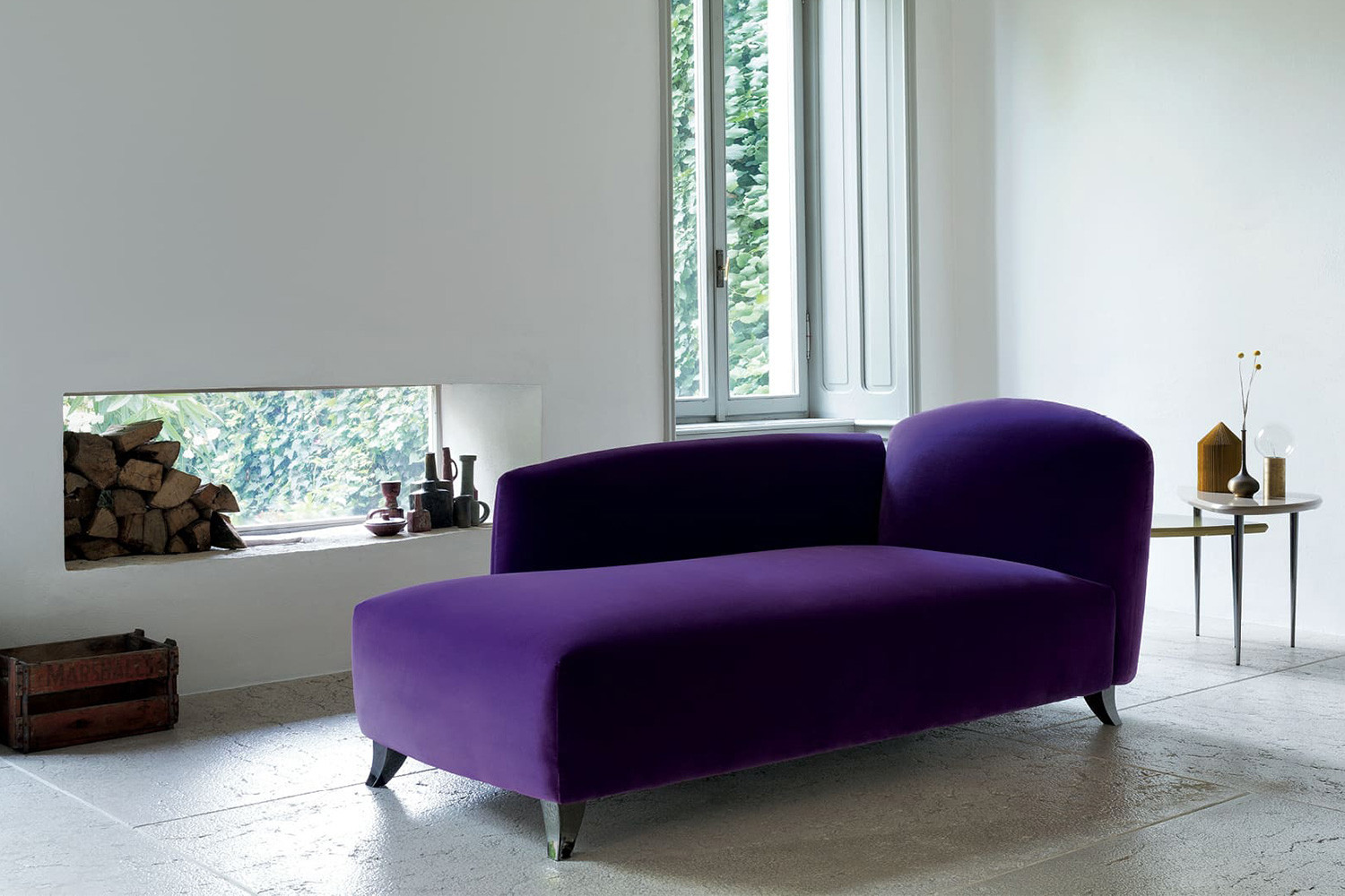Chaise longue dormeuse retrò con seduta monoscocca, schienale, bracciolo e piedini alti in metallo cromato o legno wengé