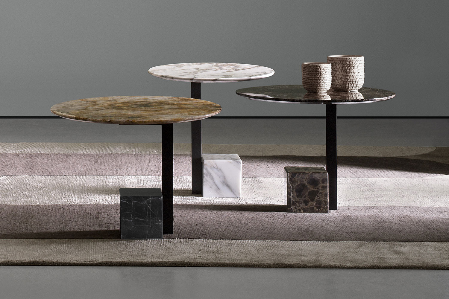 Cubetto, tavolino servetto rotondo con piano in marmo e base decorativa a forma di cubo