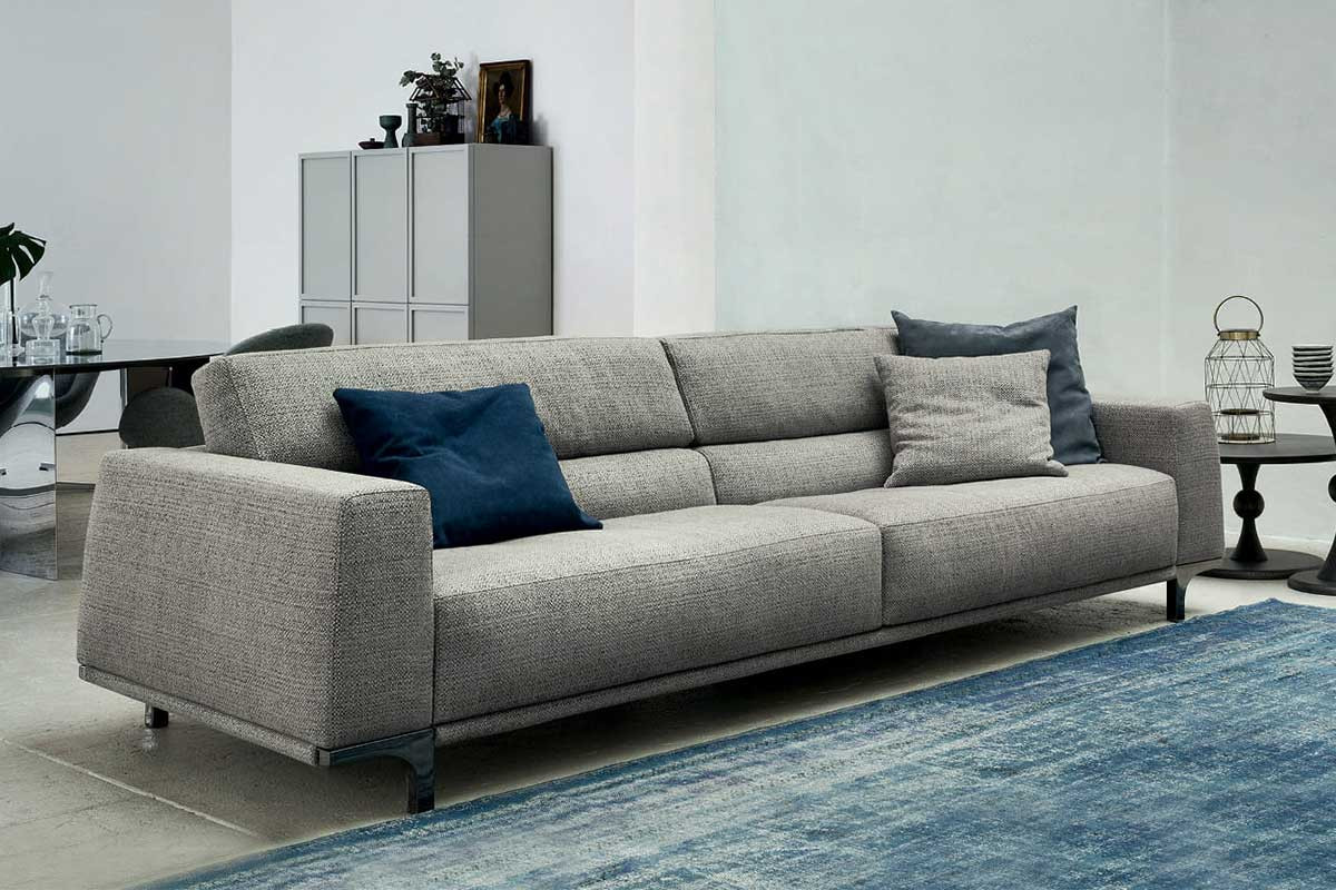 Divano con schienale basso ergonomico, piedini in legno o metallo