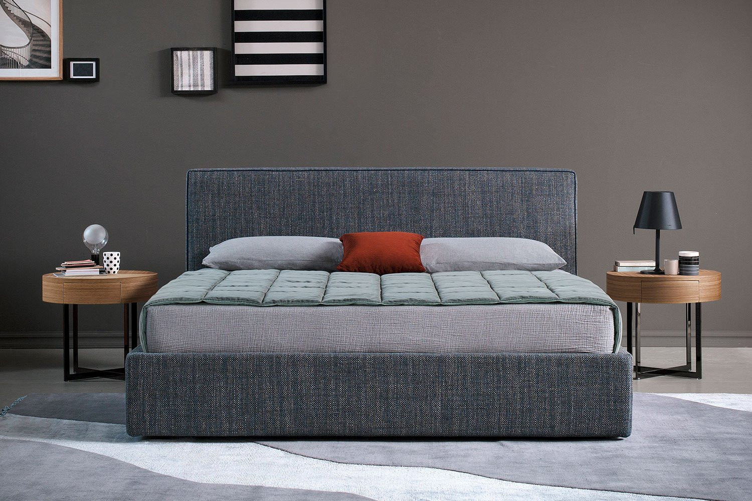 Upholstered bed with a squared headboard and padded frame in removable fabric, velvet or leather with piping