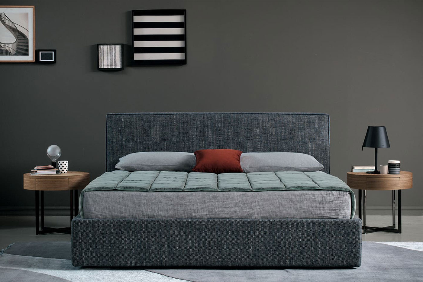 Upholstered bed with a squared headboard and padded frame in removable fabric, velvet or leather with piping