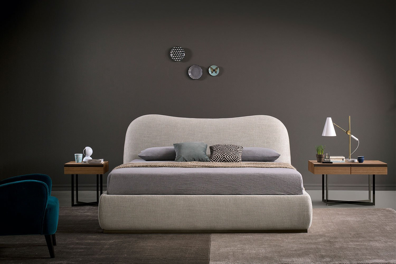 Gepolstertes Doppelbett mit wellenförmigen kopfteil, erhältlich in 160x200, King Size 180x200 oder Super King Size 200x200