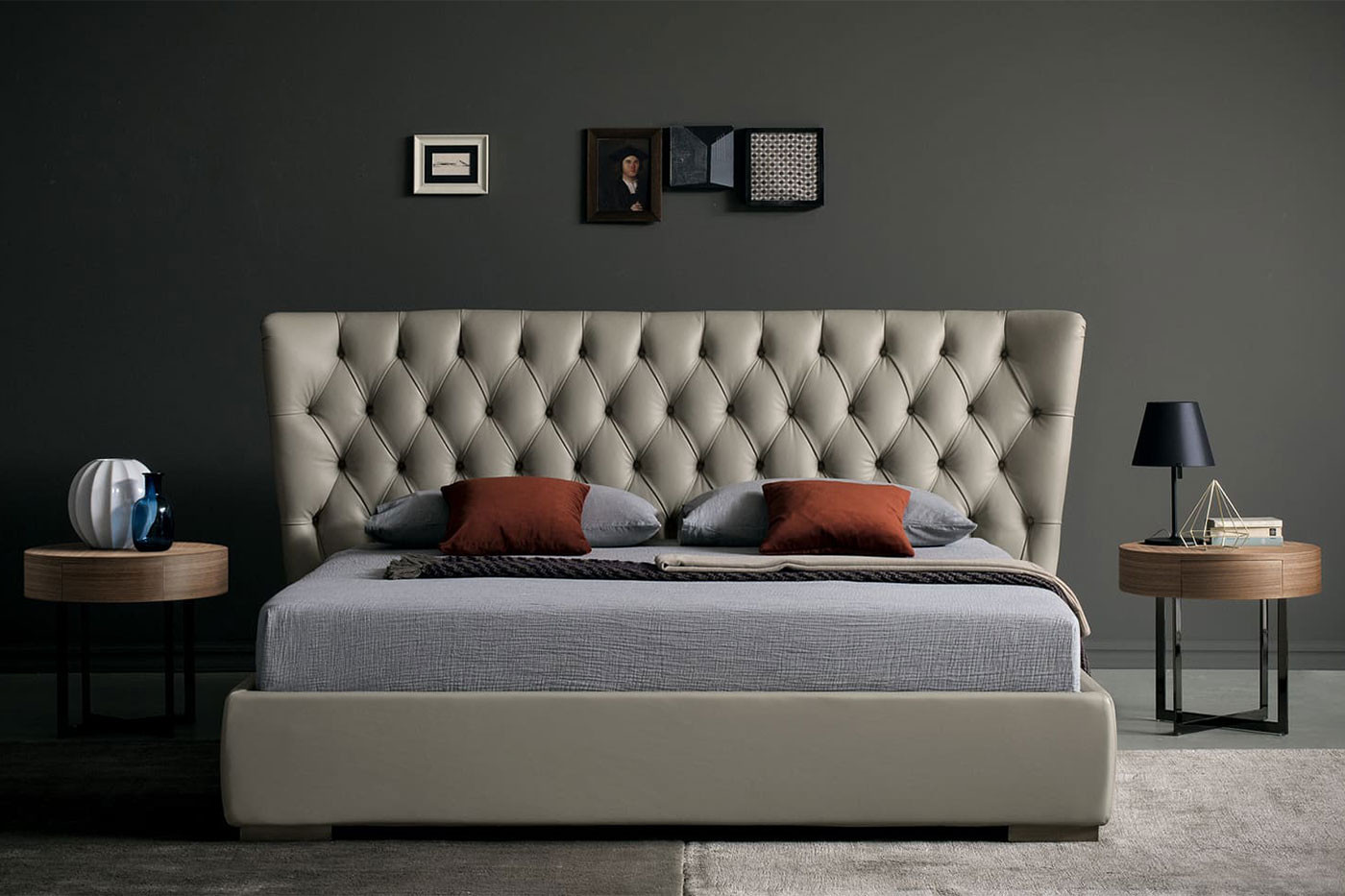 Violet, lit double avec grande tête de lit capitonnée en cuir, velours ou tissu