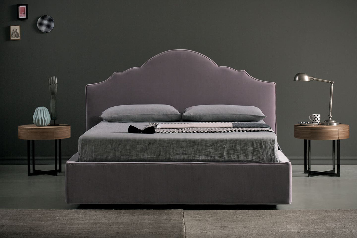 Upholstered bed with scalloped headboard Tiffany