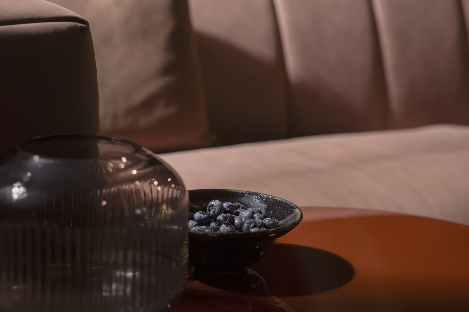 Dettaglio di un divano trapuntato con tavolino laccato