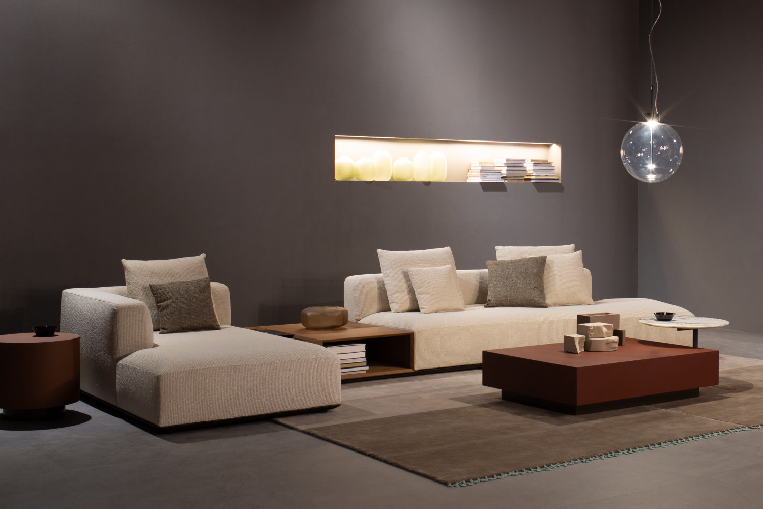 Divano componibile con tavolini presentato al Salone del Mobile 2025