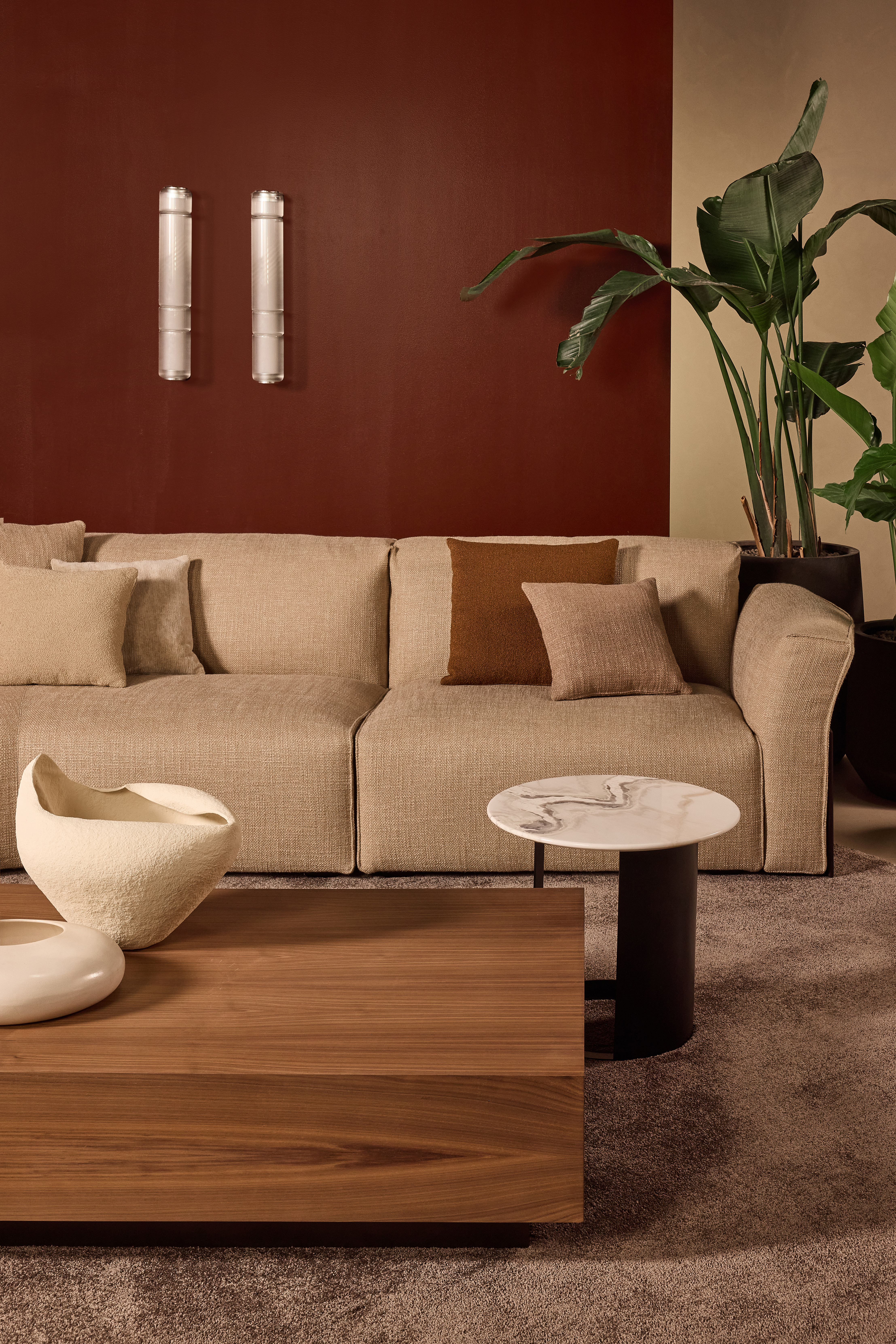 Divano e tavolini di Bodema nello stand del Salone del Mobile 2026