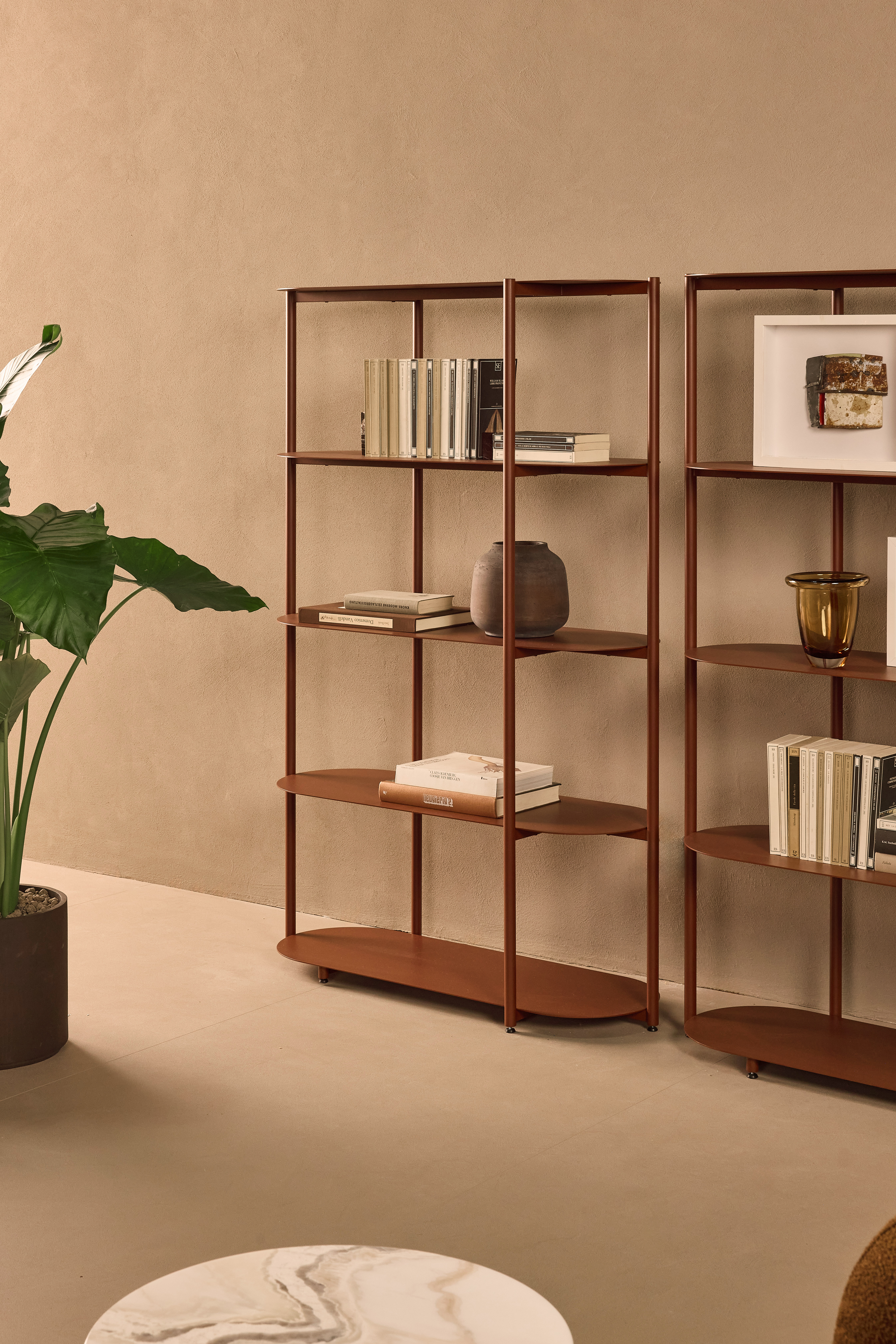 Libreria alta in metallo allestita nello stenad Bodema del Salone del Mobile 2026