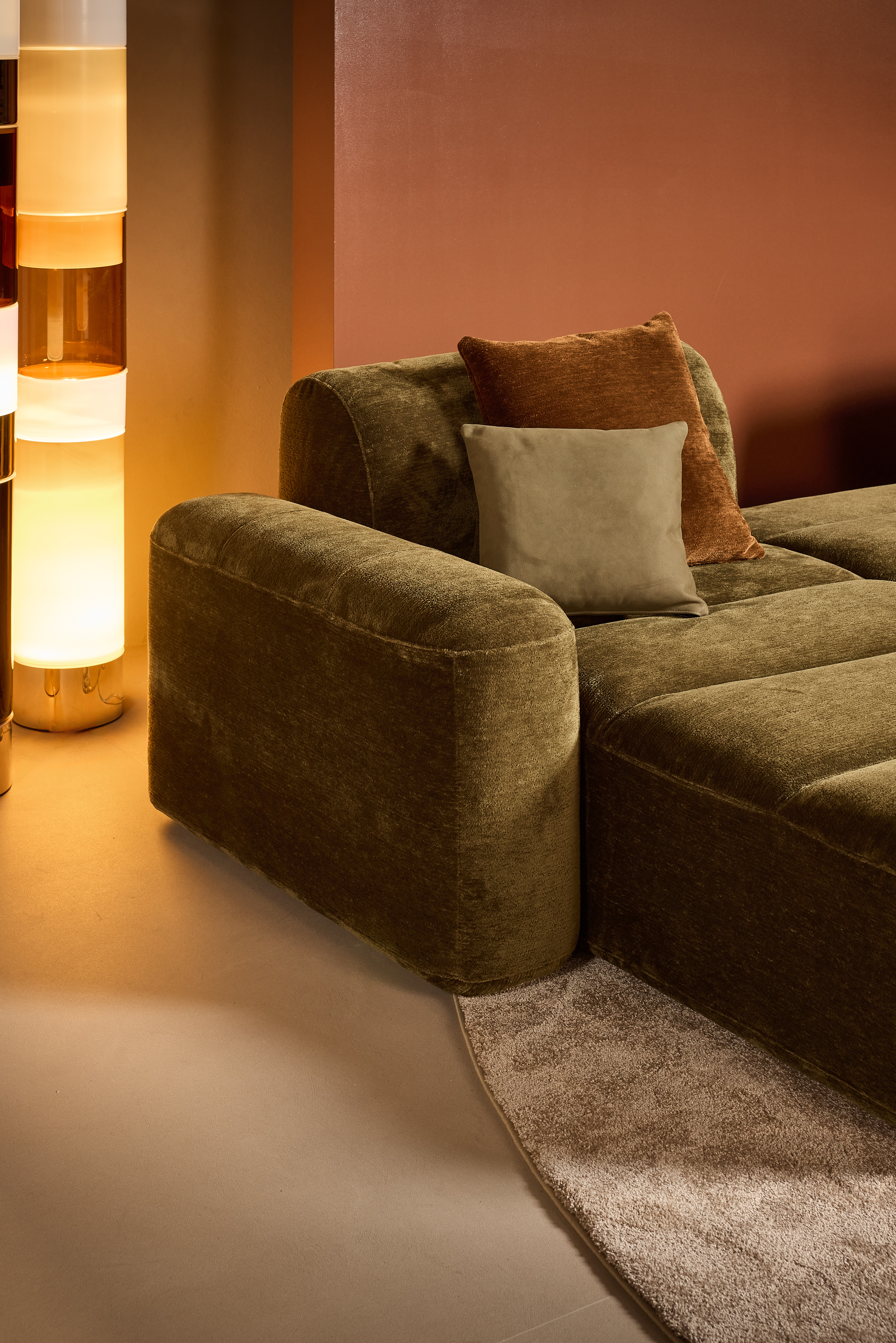 Divano con grande bracciolo allestito al Salone del Mobile 2026, stand Bodema