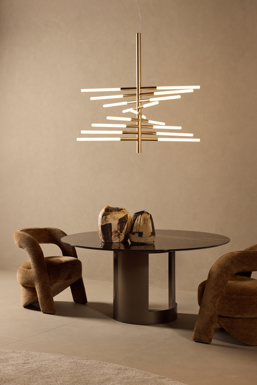 Tavolo da pranzo con sedie particolari. Bodema al Salone del Mobile 2026.